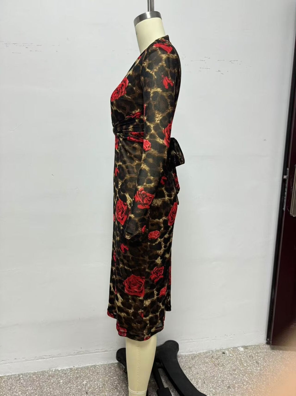 Winter V neck Slim Knitted Leopard Rose Print Sheath Long Sleeve Dress