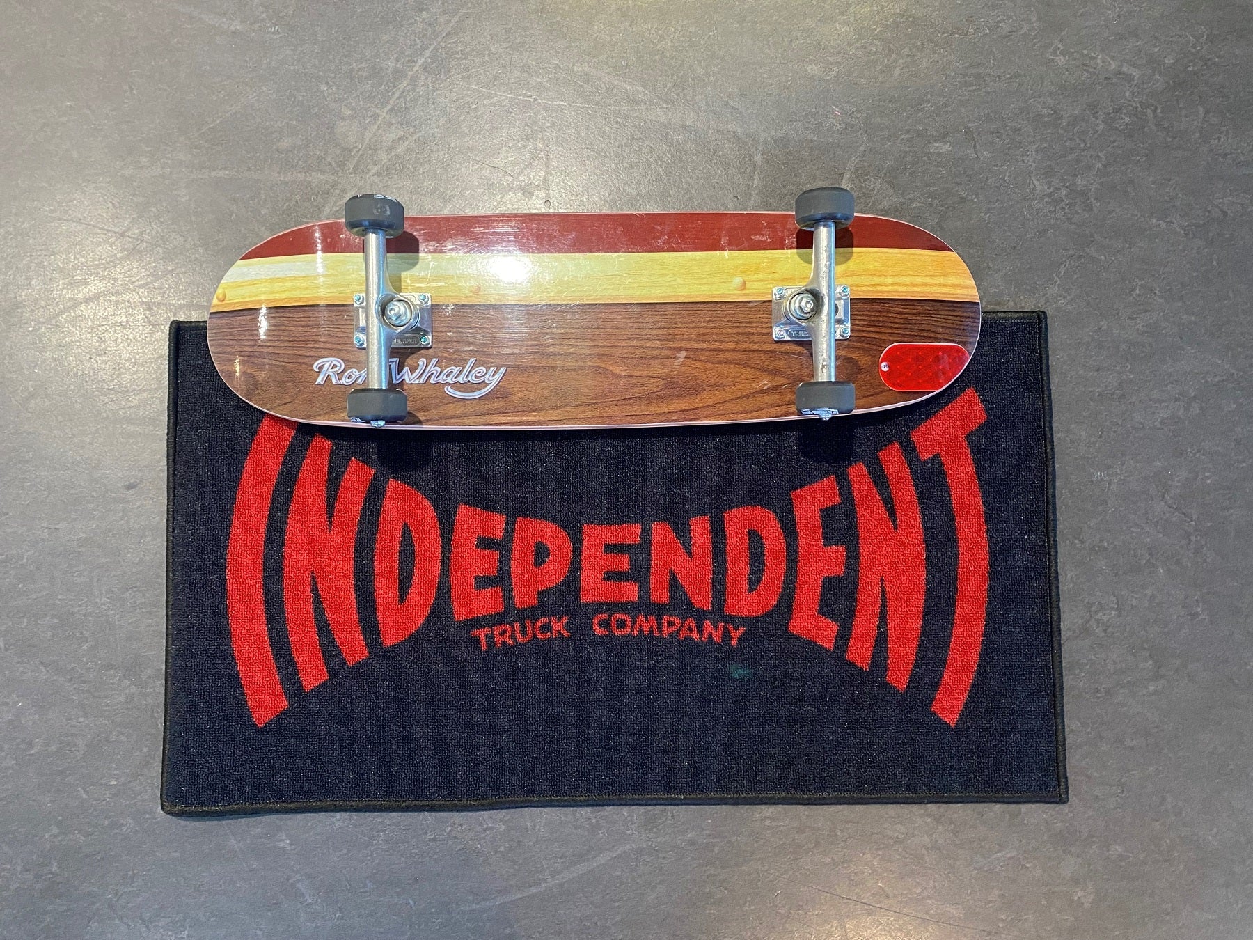 Independent Span Black Red Rug