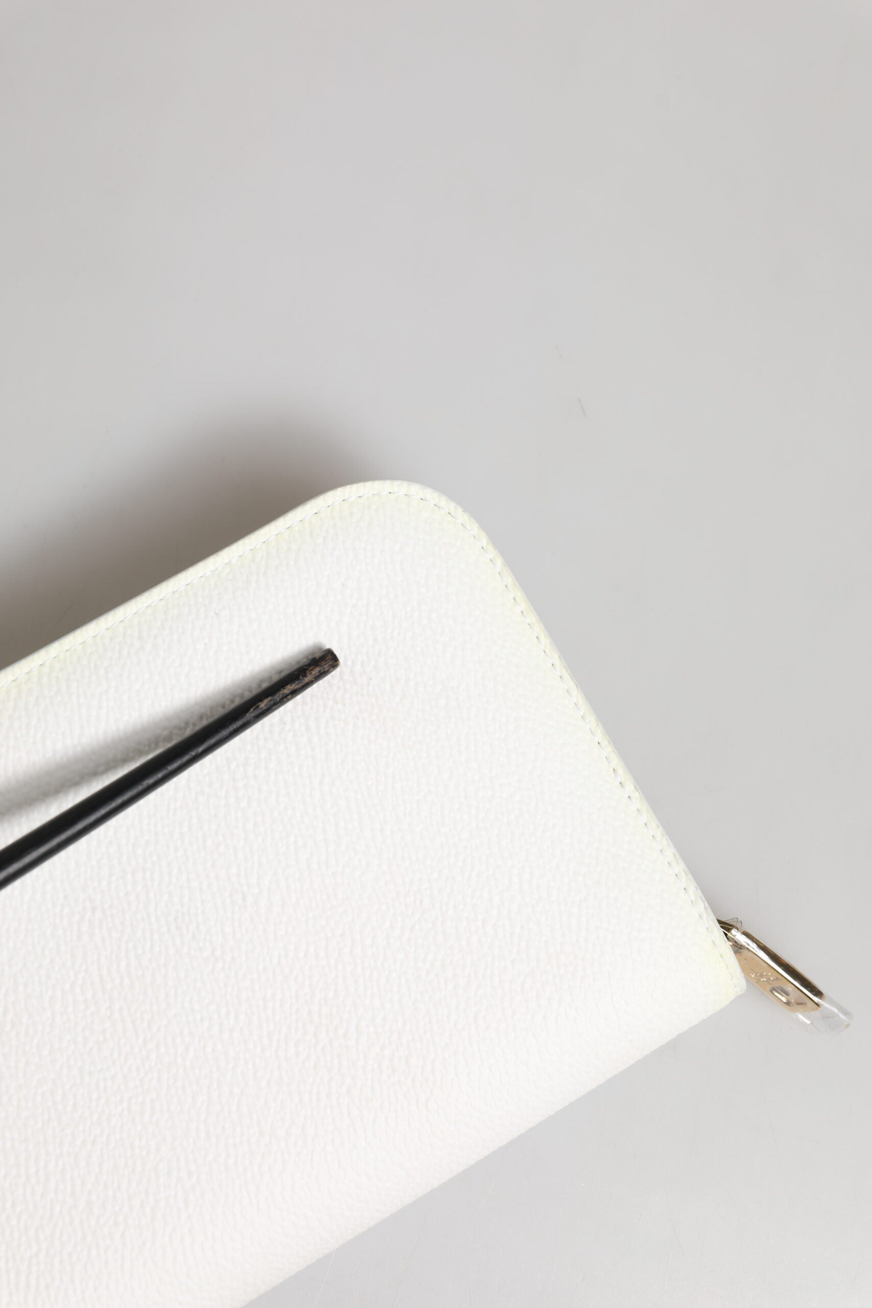 Dolce & Gabbana White Leather Logo Plaque Zip Around Continental Wallet