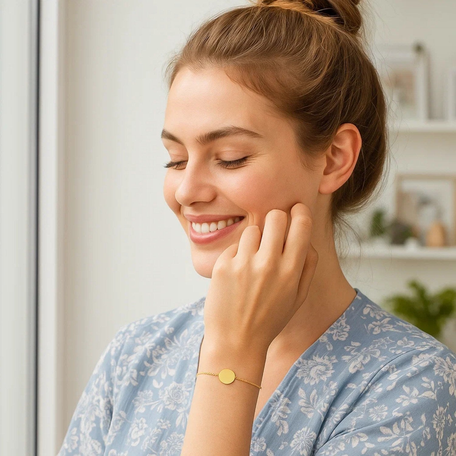 Adjustable Bracelet with Shiny Circle in 14k Yellow Gold (7.50 mm)