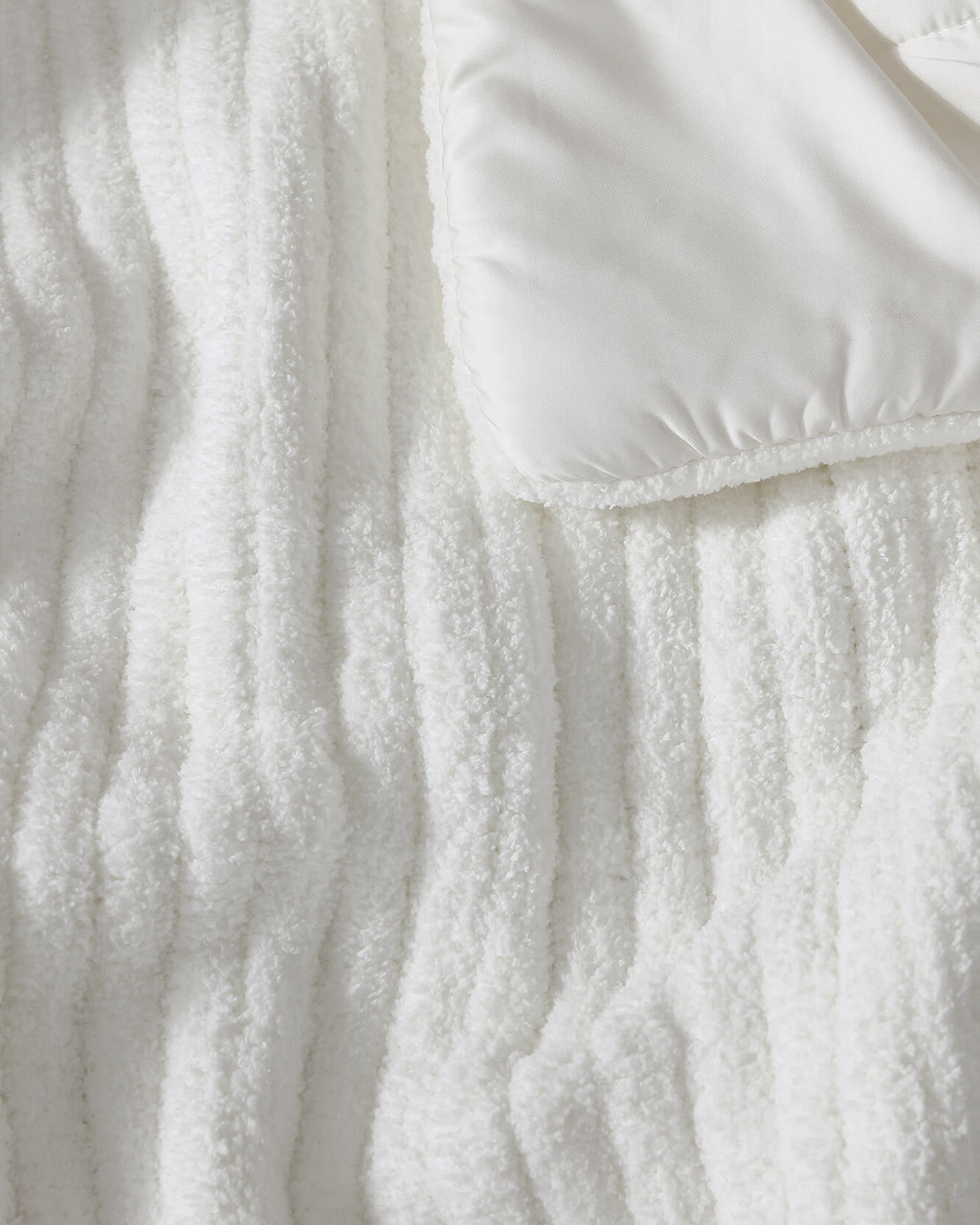 Snug Piped Comforter